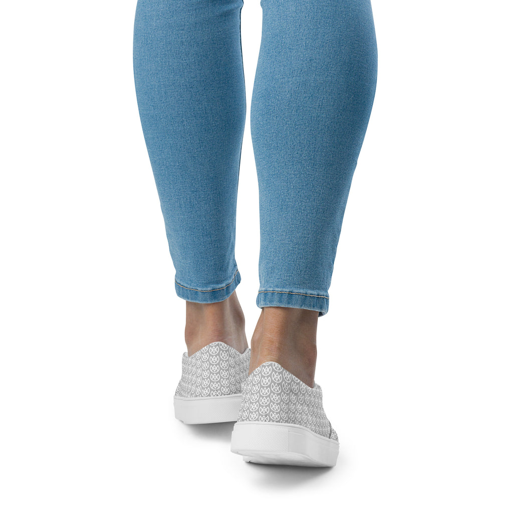 Blassplatinfarbene Canvas-Slipper