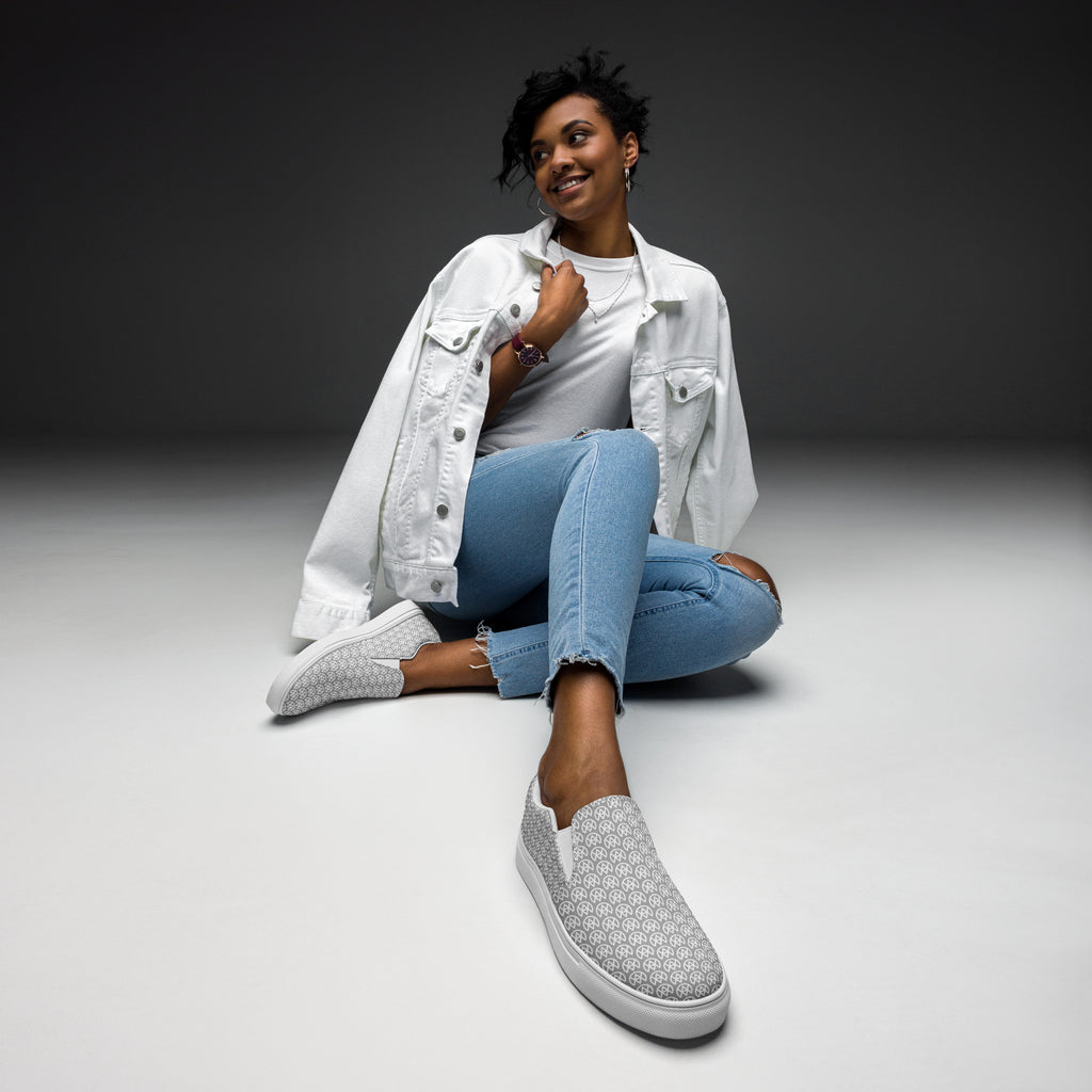 Blassplatinfarbene Canvas-Slipper