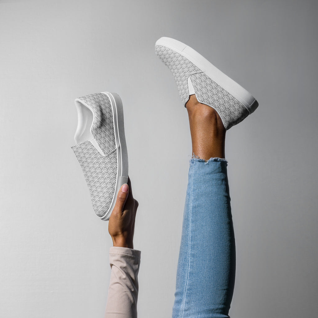 Blassplatinfarbene Canvas-Slipper